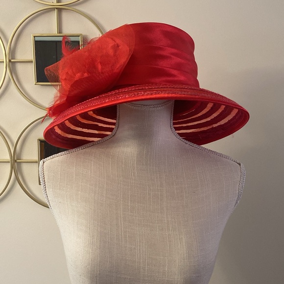 🌹Red Vintage woman’s 💯 draw dress hat with feathers and big side Rose 13.5”RND - Picture 3 of 12